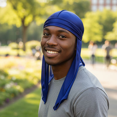 homme souriant portant un durag