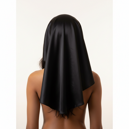 jeune femme vu de dos avec un Bonnet de nuit satin noir 